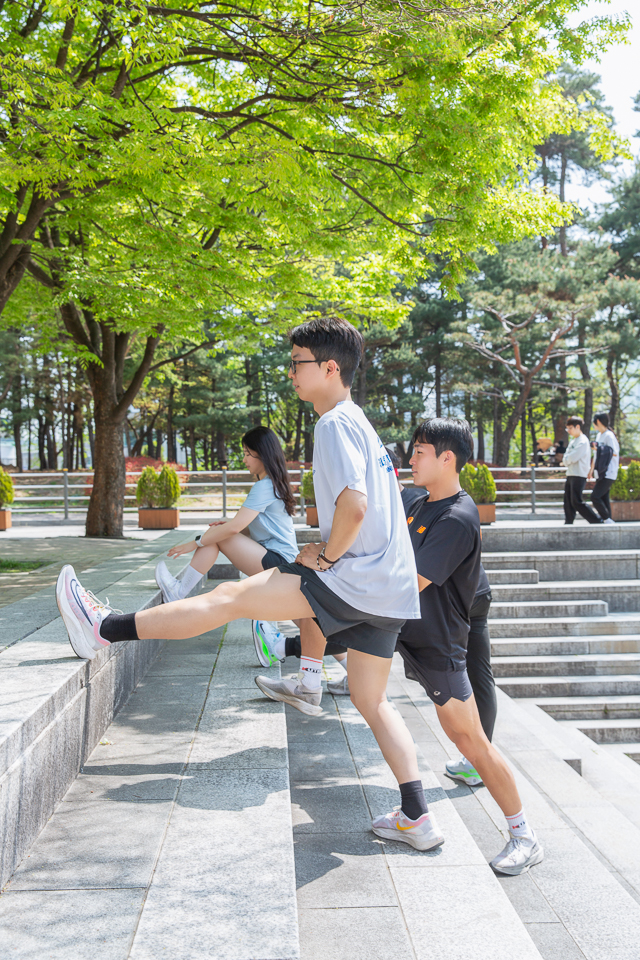 계단에서 스트레칭을 하는 최우석 학생과 부원들