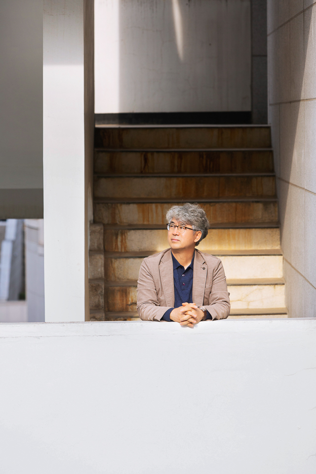 연구실 밖 계단에 기대어 서 있는 김종승 교수