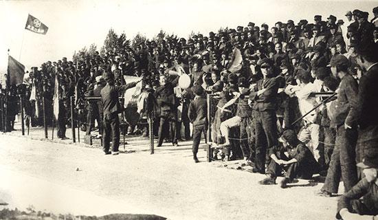 1929 일본인 학교와의 축구시합 중 응원광경